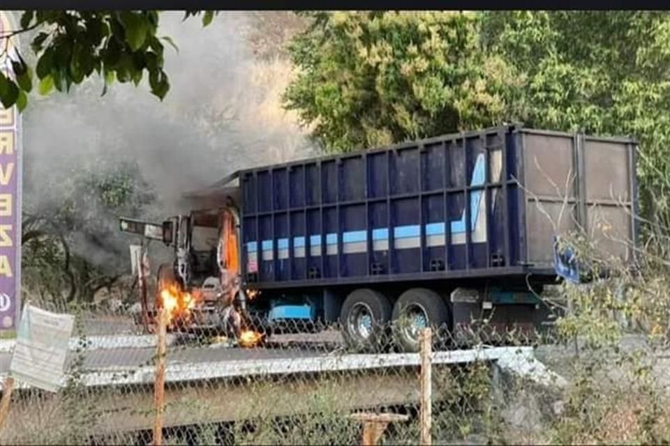 Las carreteras Autlán de Navarro-Unión de Tula y El Grullo-Ciudad Guzmán fueron bloqueadas con al menos tres vehículos, luego de que, presuntamente, un grupo armado les prendiera fuego.