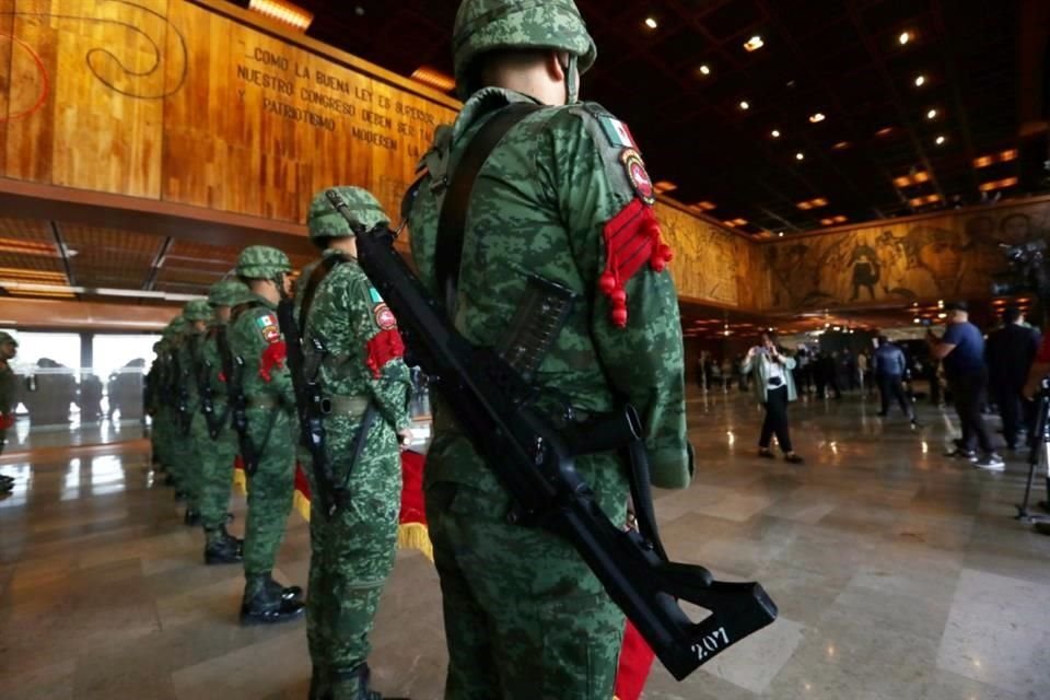 Los militares de la Bande de Guerra portaban fusiles, como parte de los protocolos para estas ceremonias, argument la Sedena.