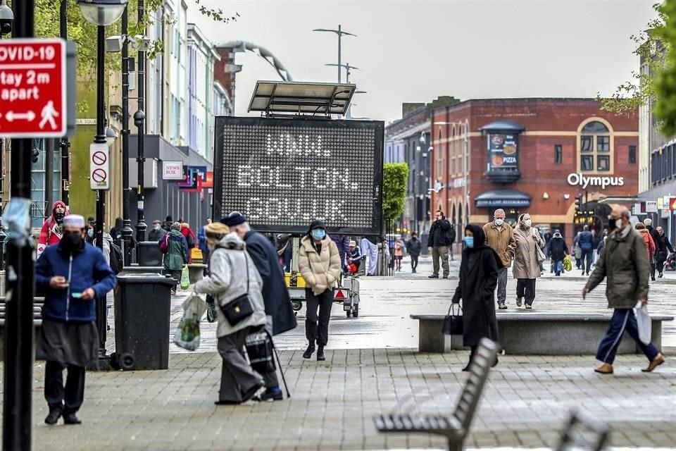 Un anuncio en el centro de Bolton, un pueblo de Inglaterra, promociona medidas contra Covid-19.