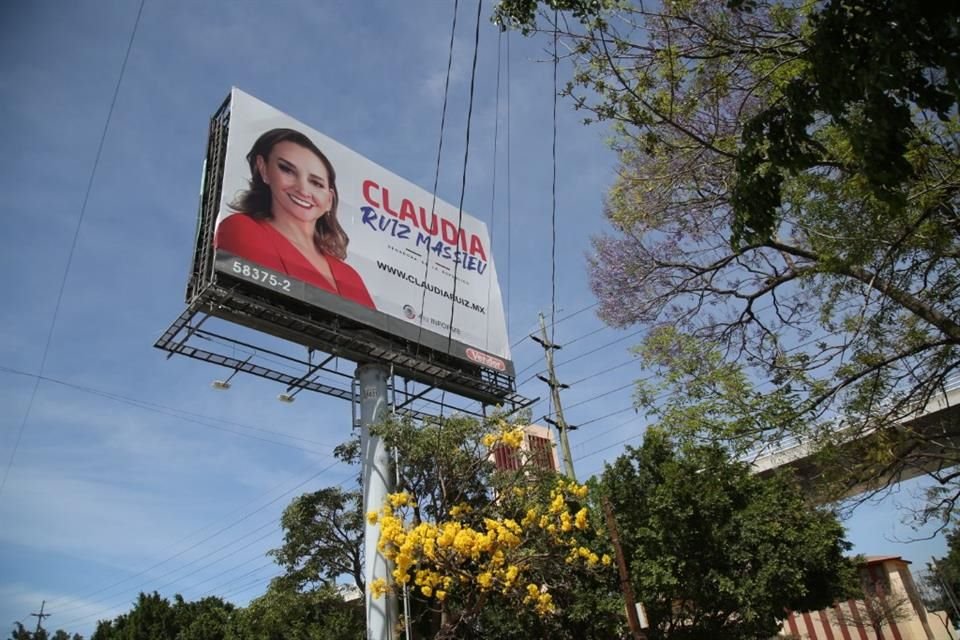 Un espectacular de Claudia Ruiz Massieu fue colocado en la estructura localizada sobre Avenida Ávila Camacho.
