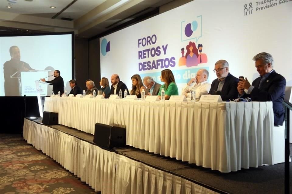 Líderes sindicales estuvieron en el foto 'Retos y Desafíos por un Salario Justo'.