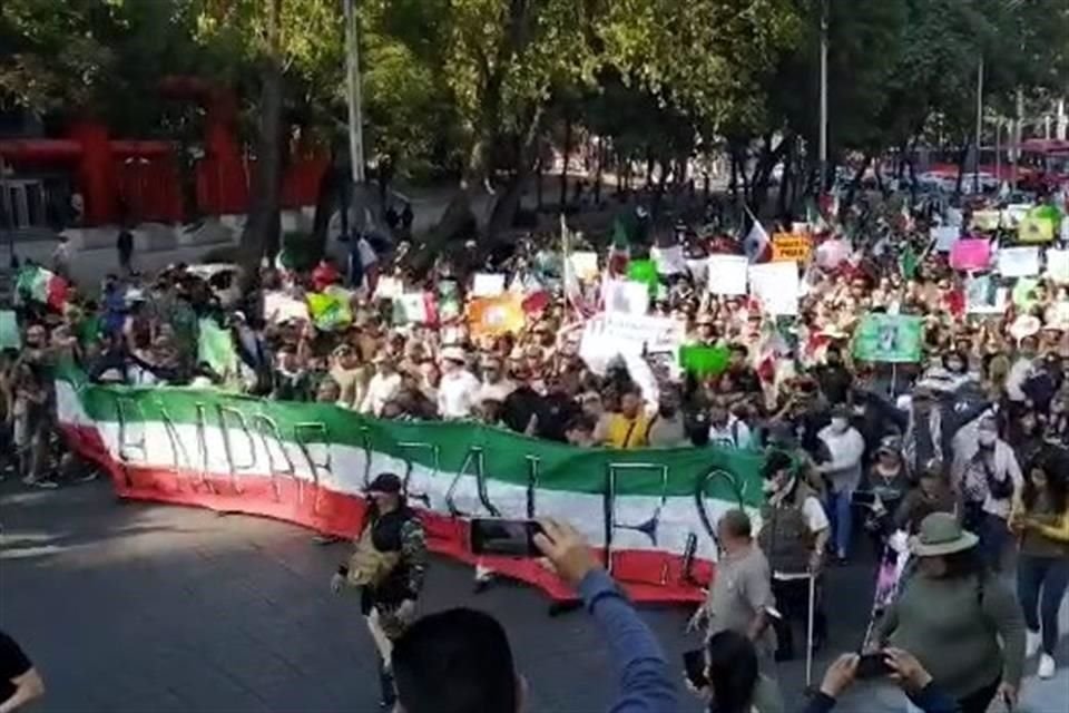 Los manifestantes en Paseo de la Reforma rumbo al Zcalo de la Ciudad de Mxico.