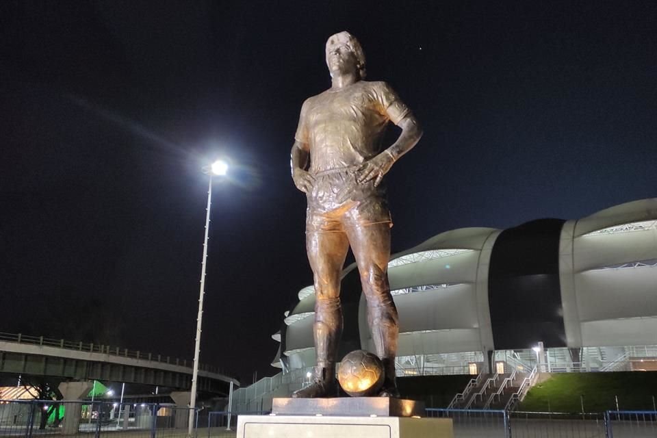 La estatua se encuentra afuera del Estadio Único Madre de Ciudades.