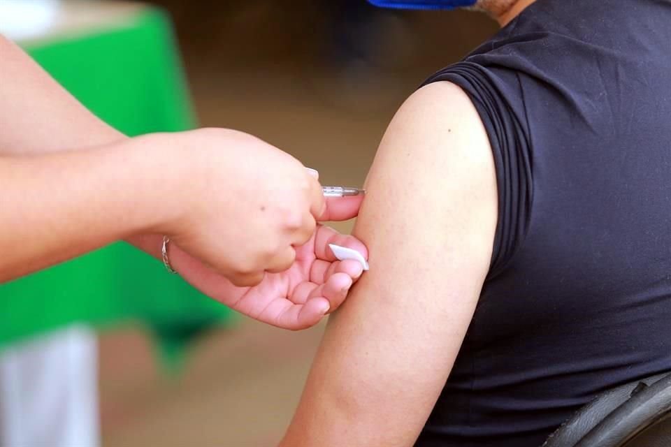 El proceso de vacunación arranca mañana en 20 municipios del interior de Jalisco.