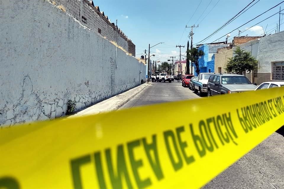 La detención se registró en calles de la Colonia Villaseñor, donde tres personas que portaban varias dosis de drogas fueron retenidas luego de agredir a oficiales de Guadalajara.