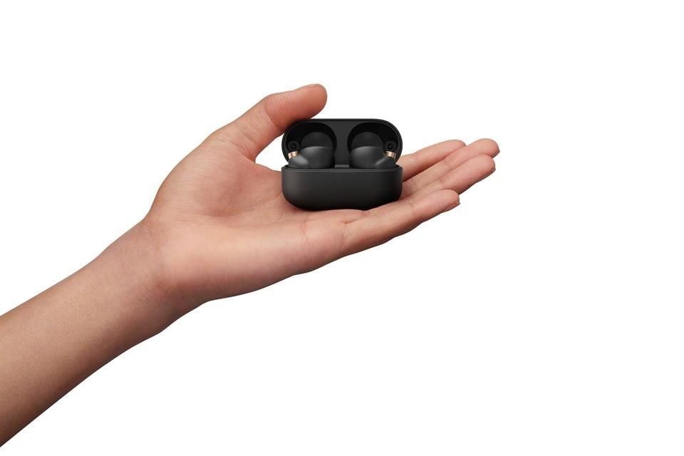Los earbuds son 10 por ciento más livianos que la versión previa y el estuche de carga es 40 por ciento más compacto.