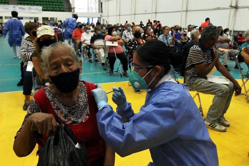 La SSJ informó que tras concluir la vacunación en Guadalajara, un total de 4 mil 22 dosis se enviaron al sistema de refrigeración de la dependencia y quedaron bajo resguardo del Ejército.