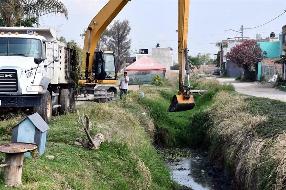El Ayuntamiento de Zapopan realiza acciones como limpieza de canales, con la intención de que el agua fluya sin problema durante el temporal, para evitar inundaciones.