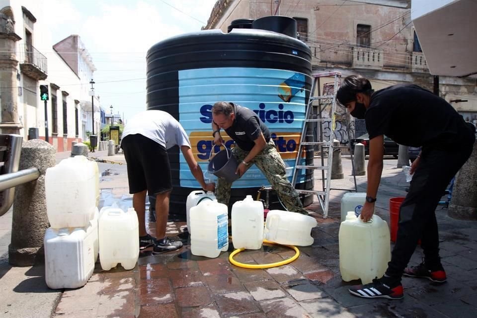 Mientras la principal fuente de abastecimiento de la Metrópoli, Chapala, está al 48 por ciento de su capacidad, en la Ciudad persisten los tandeos y dotación de agua con cisternas comunitarias.