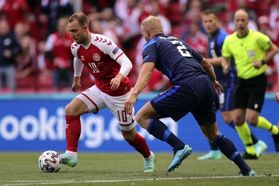 El jugador danés (10) se desvaneció al final del primer tiempo.