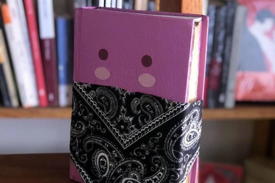 Algunas librerías y puntos de venta han adoptado también una alcancía en forma de libro rosa con un pañuelo que le cubre el rostro para juntar fondos y apoyar frontalmente al proyecto de La Pirateca.