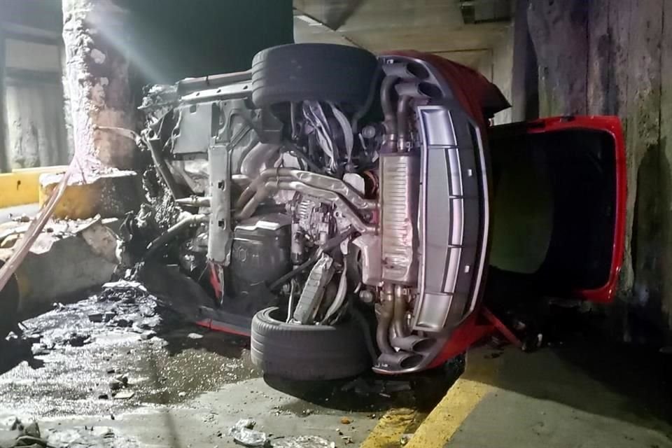 El conductor impactó su auto en el túnel de la Avenida Américas, quedó prensado y sufrió quemaduras, de acuerdo con quienes atendieron al sitio del accidente.