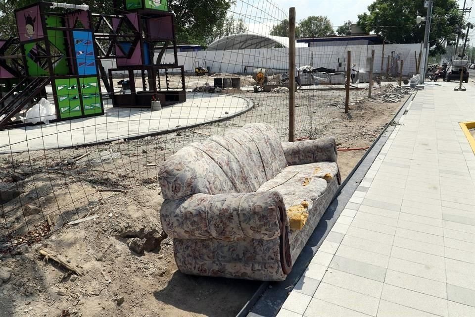 El Parque sigue en construcción, pero también ha servido para que personas depositen muebles en desuso.