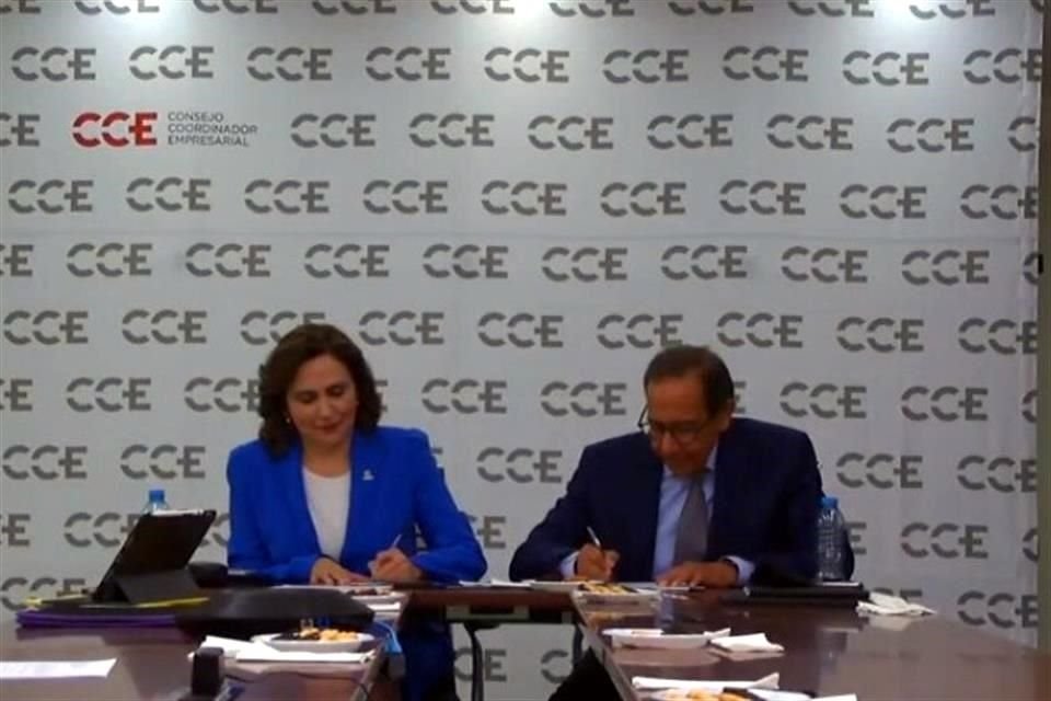 Firma de convenio entre presidenta del IMCP y el líder del CCE.