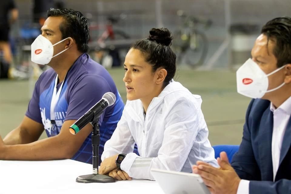 Jessica Salazar habló en una conferencia de prensa junto a su entrenador Iván Ruiz y Fernando Ortega, titular del Code.