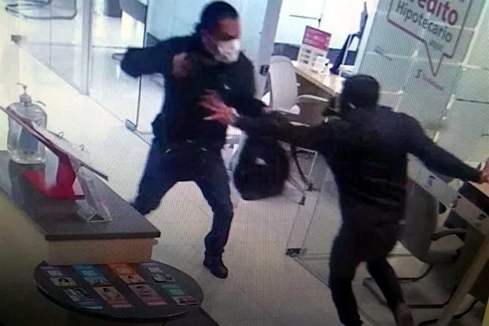 El policía fue asaltado dentro de la sucursal de Scotiabank de Providencia cuando esperaba que lo atendieran.
