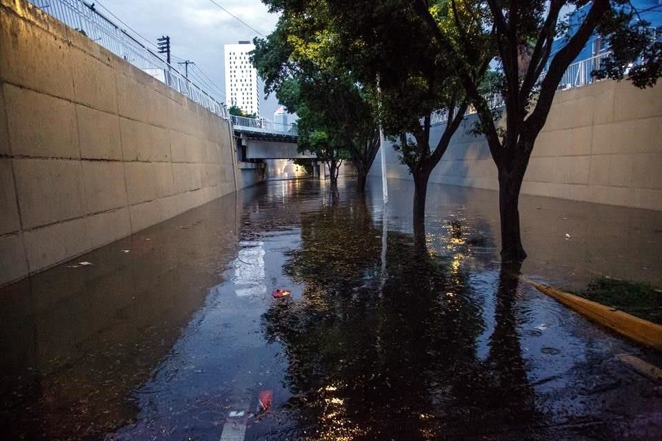 El paso a desnivel de Niños Héroes y Circunvalación Agustín Yáñez fue cerrado tras inundarse.