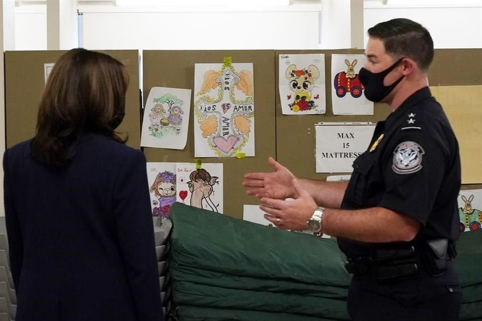 La Vicepresidenta observa los dibujos de niños migrantes en el centro de procesamiento.