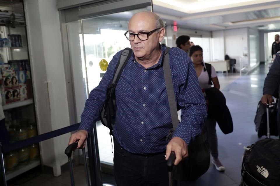 Fotografía del 25 de noviembre de 2019, que muestra al periodista nicaragüense Carlos Fernando Chamorro, durante su llegada tras 11 meses en el exilio en Costa Rica.