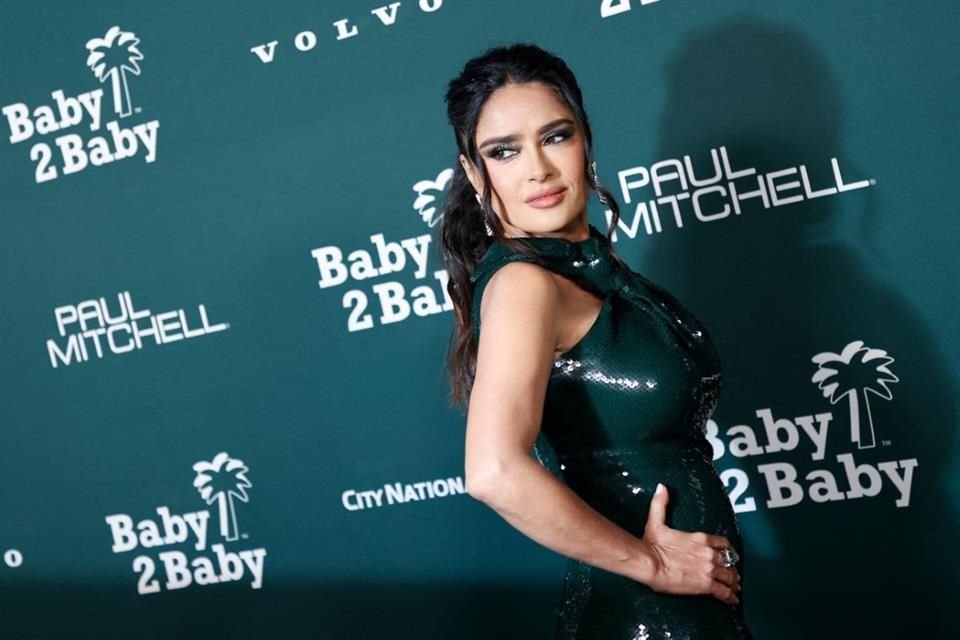 Reconoce Baby2Baby labor altruista de Salma Hayek durante una gala llena de celebridades como Zoe Saldaña, Heidi Klum y Demi Lovato.
