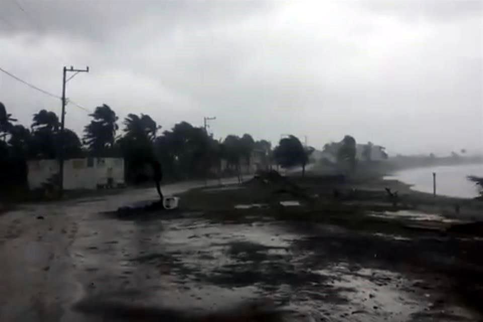 El huracn 'Enrique' ya pas frente a las costas de Cabo Corrientes y aunque dej lluvias y fuertes vientos, se espera que se debilite.