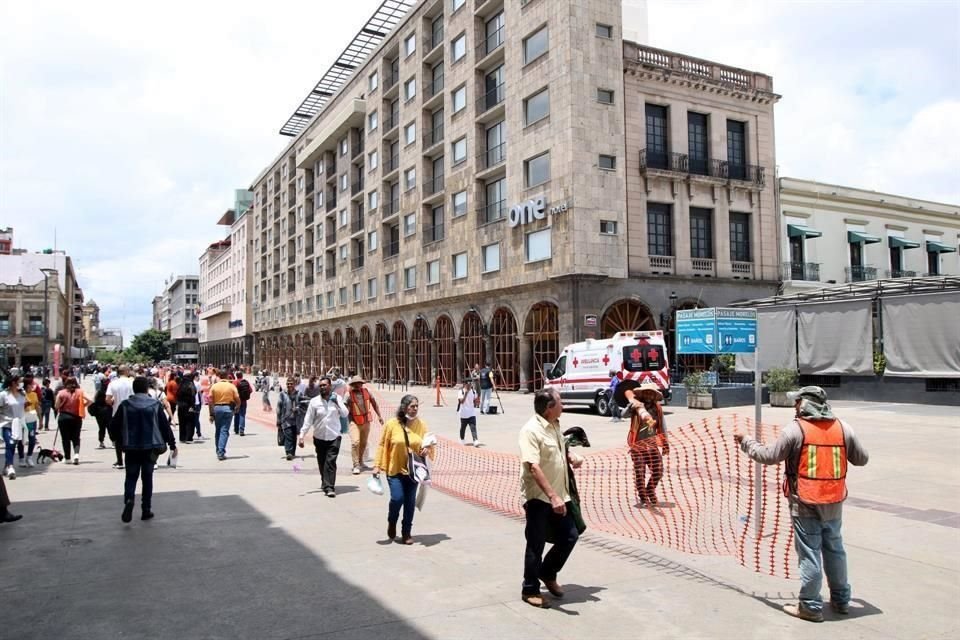 Cercan con plásticos el frente del Hotel One, en Paseo Alcalde entre Pedro Moreno y a la altura de la Parroquia del Sagrario Metropolitano, como medida preventiva por los daños estructurales.