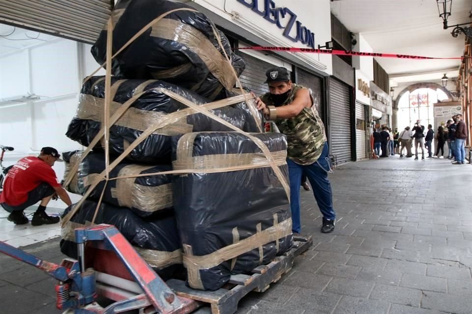 Comerciantes sacan mercancía de los locales ubicados en Pedro Moreno casi esquina Paseo Alcalde y que están debajo del Hotel One, desalojado por los riesgos en la construcción.