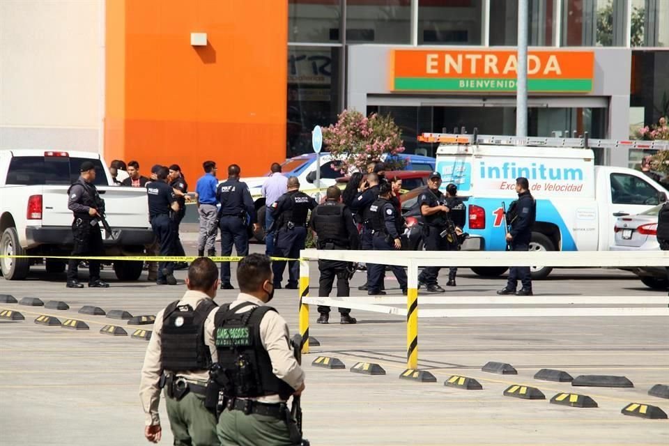 Sujetos asaltaron camioneta de valores en el estacionamiento de Fórum Tlaquepaque; hay tres custodios heridos y dos sospechosos detenidos.