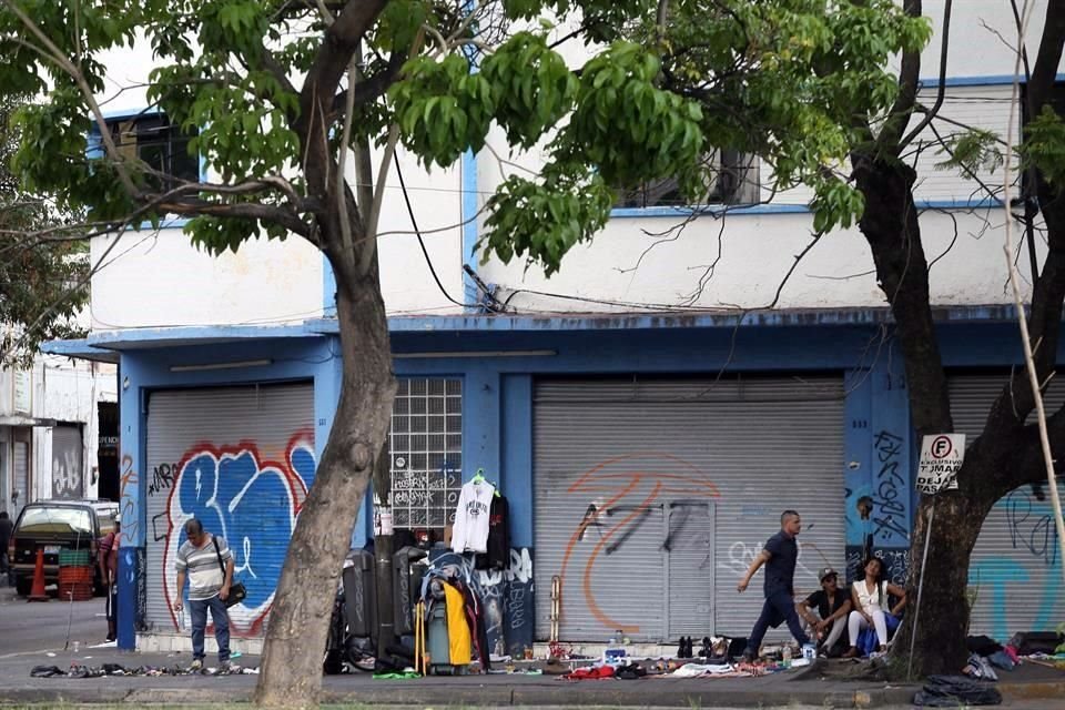 La Calzada Independencia constantemente está invadida por comerciantes ambulantes e indigentes.
