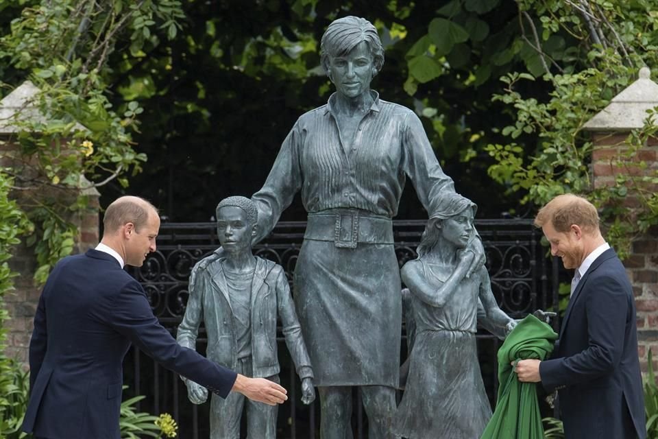 Los príncipes Enrique y Guillermo develaron la estatua de su madre, la Princesa Diana de Gales, en el que sería su 60 aniversario.