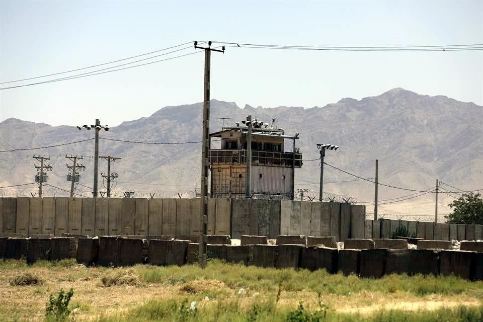 Un muro rodea la Base Aérea de Bagram, en Afganistán.