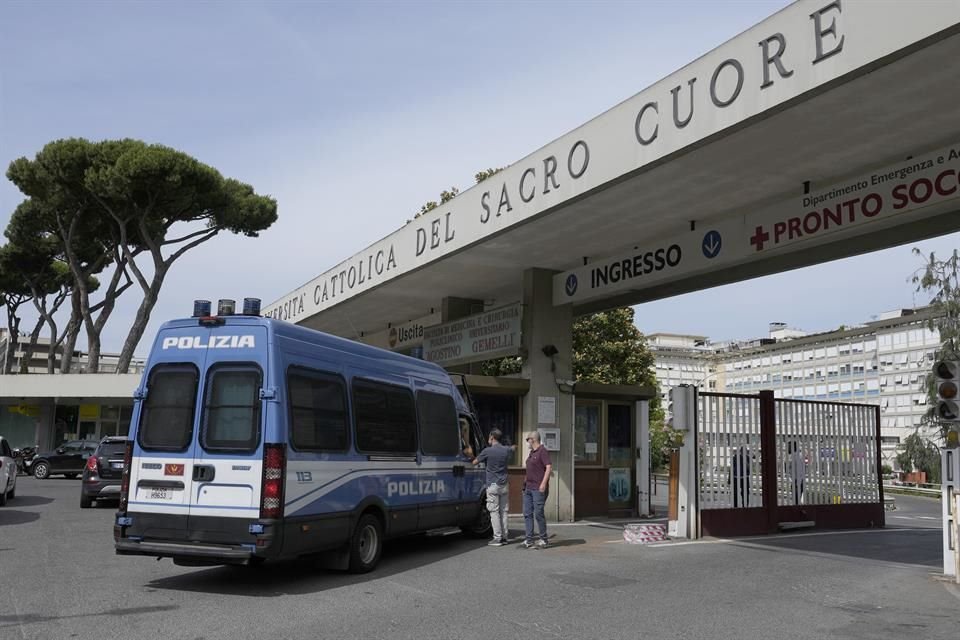Una camioneta de la Policía está estacionada en la entrada del Policlínico Gemelli de Roma, donde el Papa Francisco fuechospitalizado para una cirugía programada .