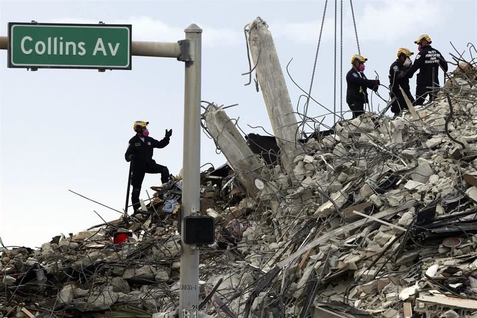 Tras la demolición del resto del edificio colapsado en Miami, rescatistas reanudaron su trabajo para buscar a decenas de víctimas.