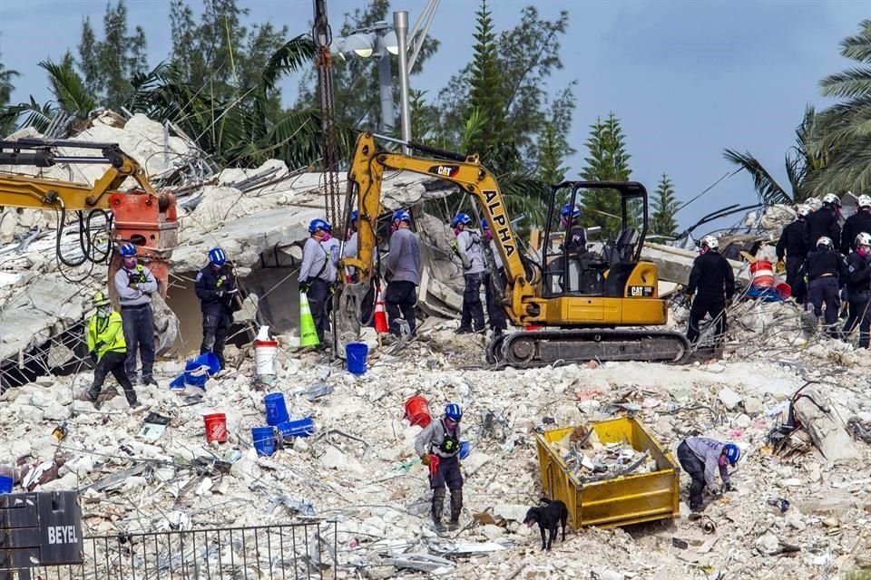 Rescatistas reiniciaron sus labores en la zona del derrumbe en Surfside, Miami, tras la demolición programada del edificio..