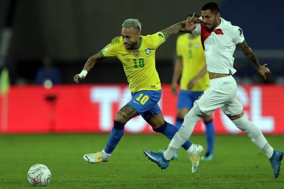 Neymar hizo un buen partido, pero el delantero peca al querer ser protagonista.