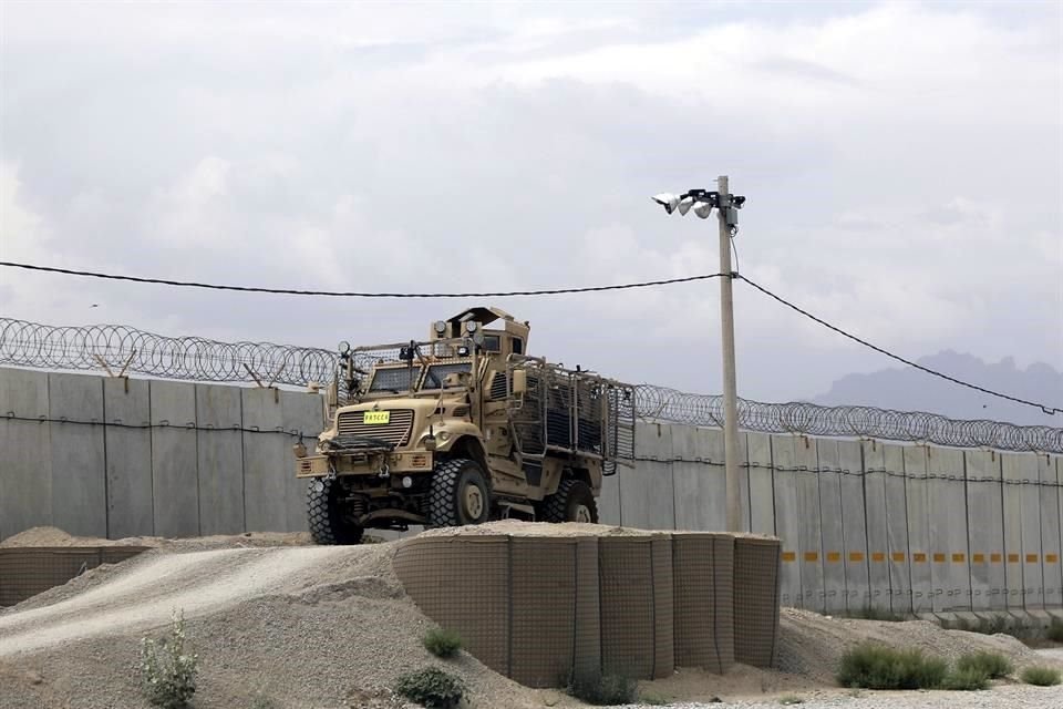 Un vehículo antiminas estacionado fuera de la Base Aérea de Bagram, que el Ejército de EU ya entregó a las autoridades de Afganistán.