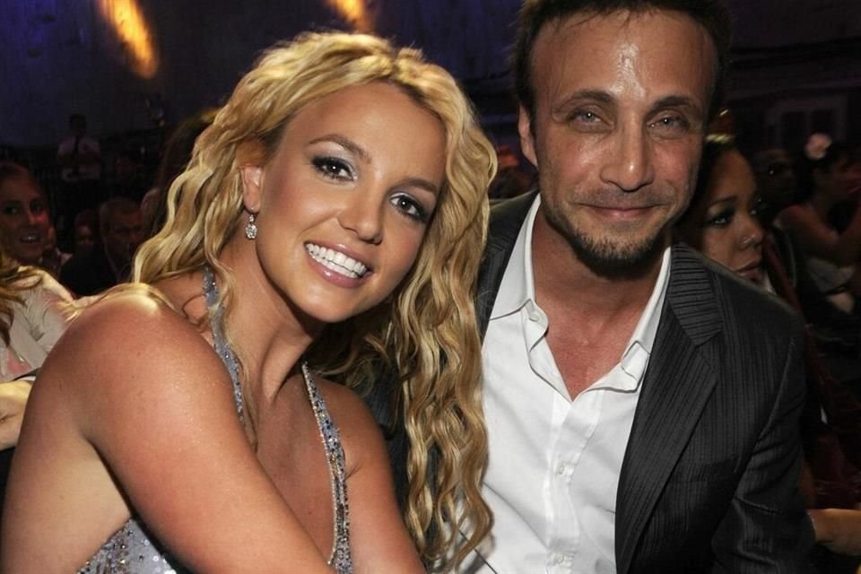 Larry Rudolph, mánager de Britney Spears desde mediados de los años 90, decidió renunciar a su cargo, al igual que el principal abogado de la cantante, Samuel D. Ingham III.