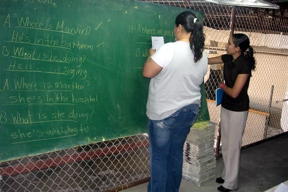 Aunque hay apoyos como becas y capacitaciones para los maestros en Jalisco, los docentes no saben de ellos.