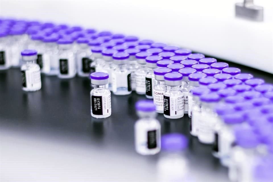 Pfizer solicitará a reguladores de EU avalar la aplicación de una tercera dosis de su vacuna contra Covid-19 en un plazo de 12 meses.