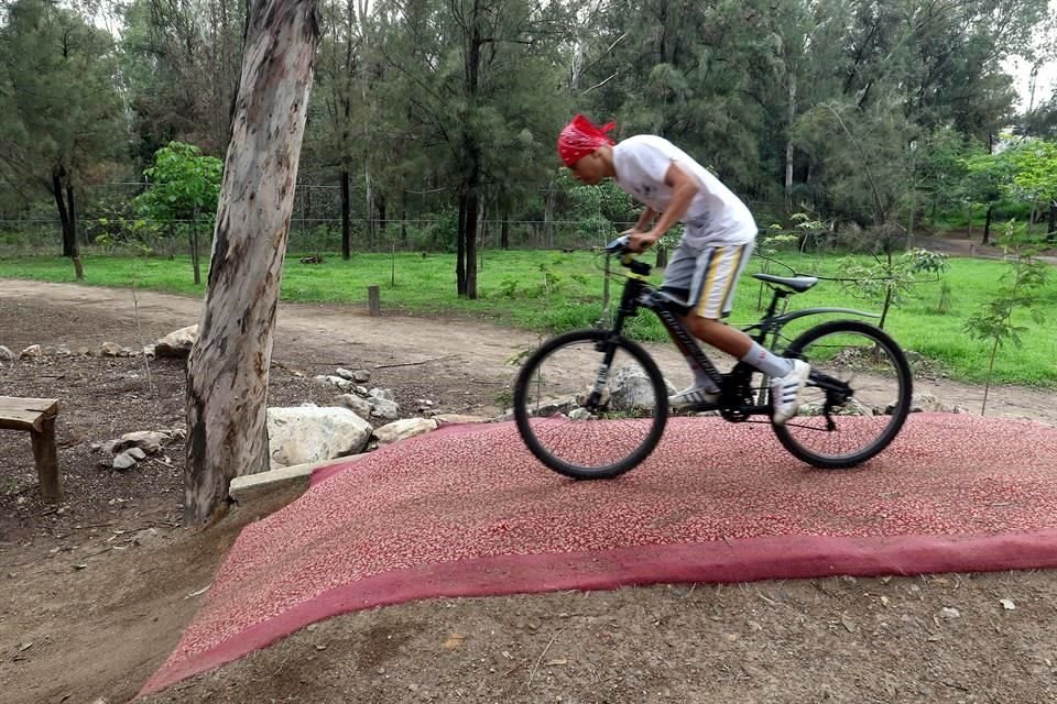 Para que no se degrade la tierra con el impacto de las bicicletas, Zapopan ha colocado tapetes en las pistas habilitadas.