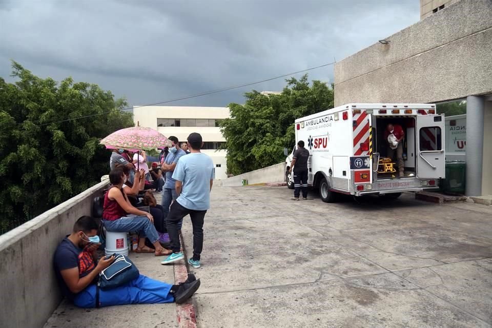 El área Covid-19 del Hospital 110 del IMSS se encuentra saturada. Familiares esperan afuera noticias de los pacientes.