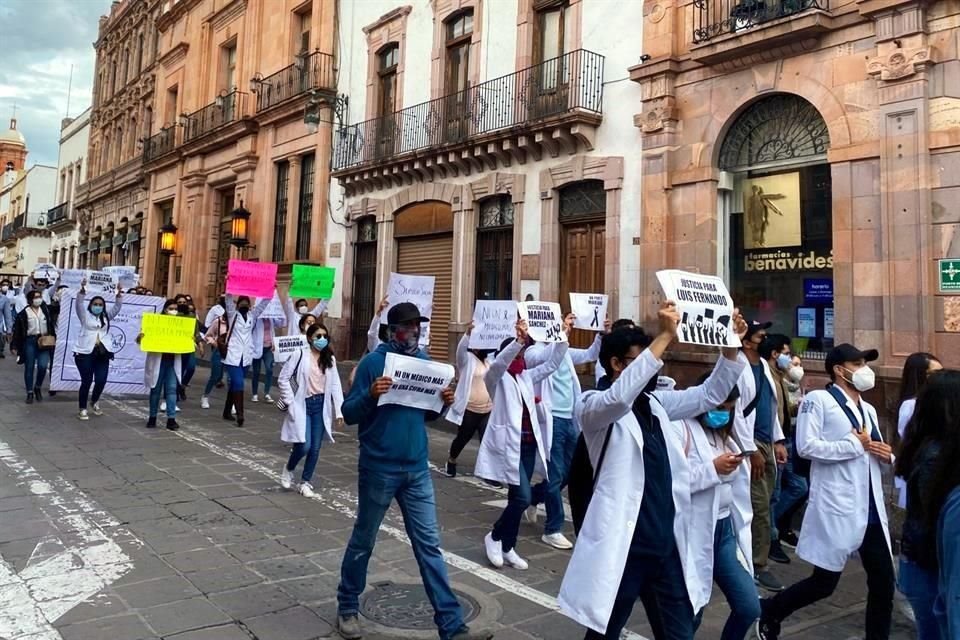 Pasantes de medicinas marcharon en Zacatecas para pedir justicia para Luis y María, colegas suyos asesinados, y seguridad para el gremio.