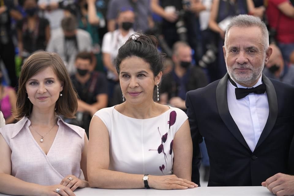 Teodora Ana Mihai, Arcelia Ramirez, y Alvaro Guerrero en Cannes.