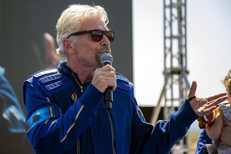 El fundador de Virgin Galactic, Richard Branson, habla a la multitud mientras celebra su vuelo al espacio.