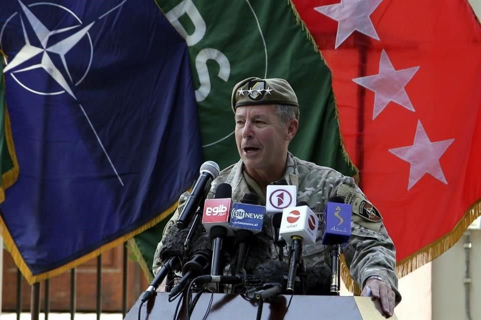 El comandante estadounidense Scott Miller cedió el cargo durante una ceremonia en Kabul, Afganistán.