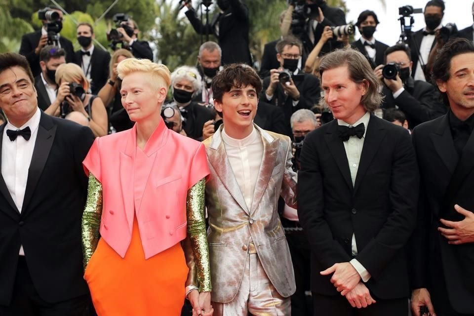 Benicio Del Toro, Tilda Swinton, Timothée Chalamet, el director Wes Anderson y Adrien Brody posando para la foto en la alfombra del Festival de Cannes.