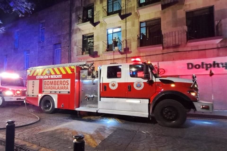 Un departamento que era usado como bodega para almacenar telas y máquinas de coser se incendió esta madrugada en el Centro de Guadalajara.
