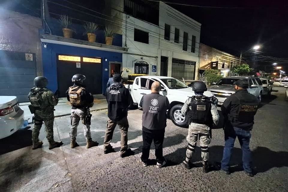 En Tlaquepaque, autoridades federales cumplimentaron una orden de cateo y aseguraron una casa usada como fábrica de tequila adulterado.