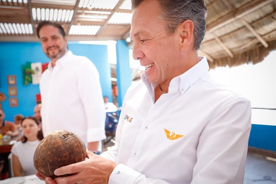Pablo Lemus continúa de gira por Puerto Vallarta, a donde promete mudar la Oficina de Turismo de Playa.