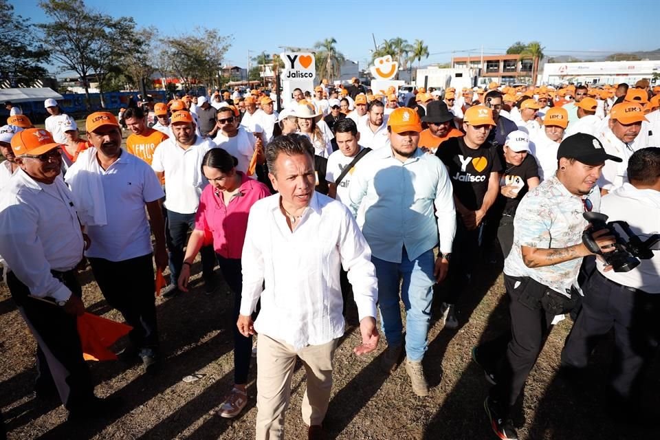 Pablo Lemus cumplió una semana de campaña en Puerto Vallarta. Entre otras actividades, participó en una pega de calcomanías con taxistas.